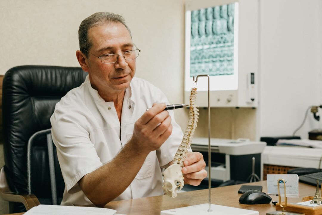 Ārsts izskaidro krūšu mugurkaula osteohondrozes ārstēšanas pazīmes